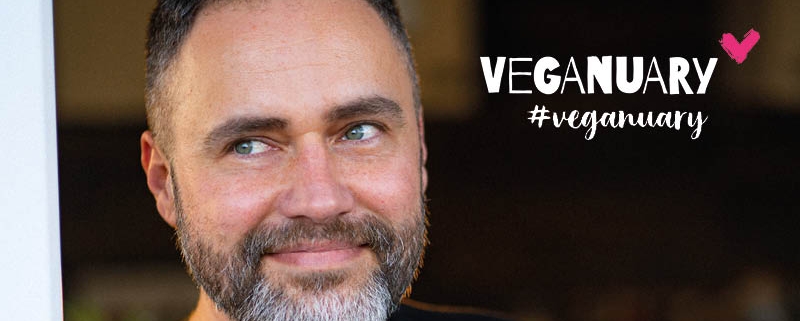 Hier kocht Alex: Alex Flohr mit seiner veganen Kochshow Oberlecker, unser Partner nicht nur im Veganuary